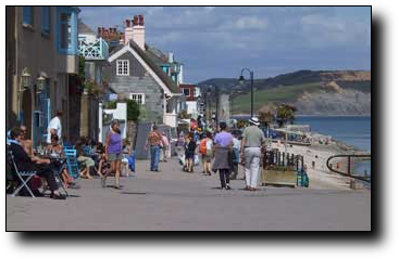 A picture of the sea front at Lyme Regis 