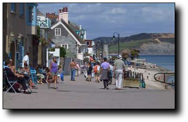 A picture of the sea front at Lyme Regis